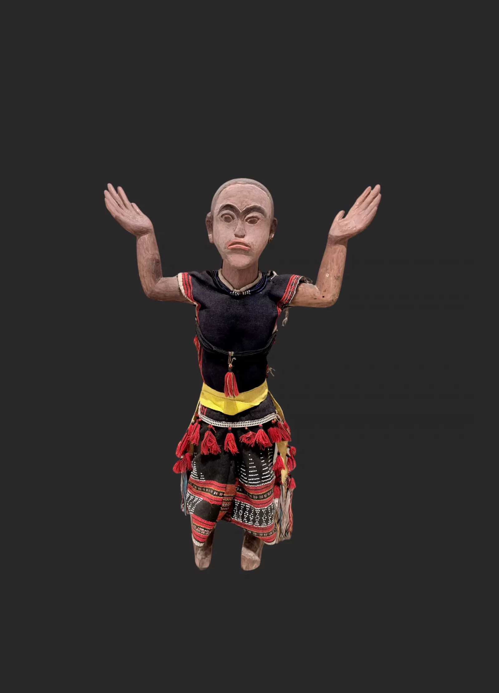 Tượng đàn bà Cơ-tu múa ya yá