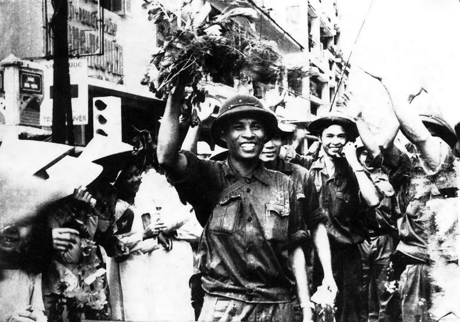 LÁ CỜ TRONG NGÀY GIẢI PHÓNG ĐÀ NẴNG