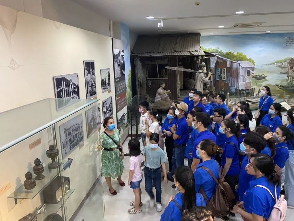 DÒNG LỊCH SỬ CHẢY QUA 2 THẾ HỆ