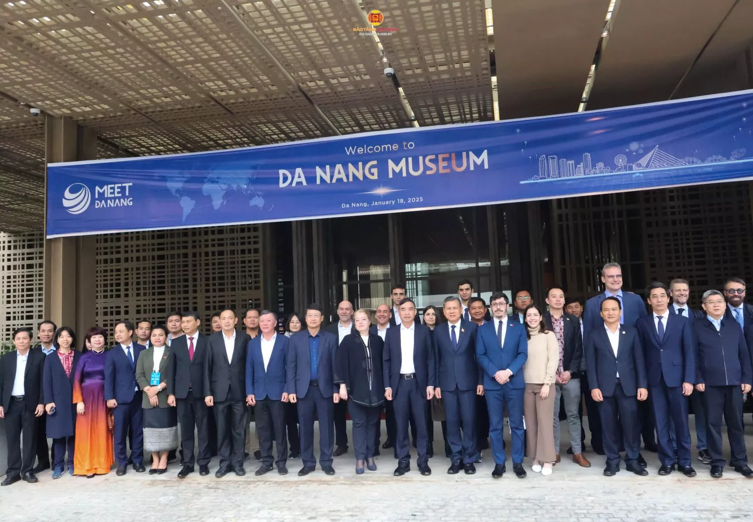 ĐOÀN ĐẠI BIỂU DIỄN ĐÀN CÁC THÀNH PHỐ HỮU NGHỊ VÀ HỢP TÁC – ĐÀ NẴNG 2025 THAM QUAN BẢO TÀNG ĐÀ NẴNG