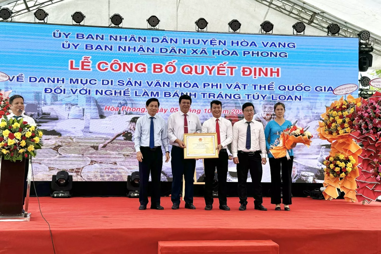 LỄ CÔNG BỐ QUYẾT ĐỊNH VÀ TRAO BẰNG CHỨNG NHẬN “NGHỀ LÀM BÁNH TRÁNG TÚY LOAN, XÃ HÒA PHONG, HUYỆN HÒA VANG, THÀNH PHỐ ĐÀ NẴNG”