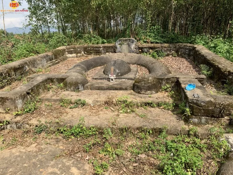 NGÔI MỘ CỔ CỦA MỘT KẺ SĨ Ở ẨN