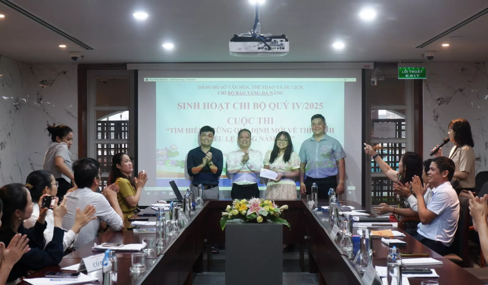 Sinh hoạt chuyên đề hình thức “Thi tìm hiểu những quy định mới về thi hành điều lệ Đảng năm 2025”