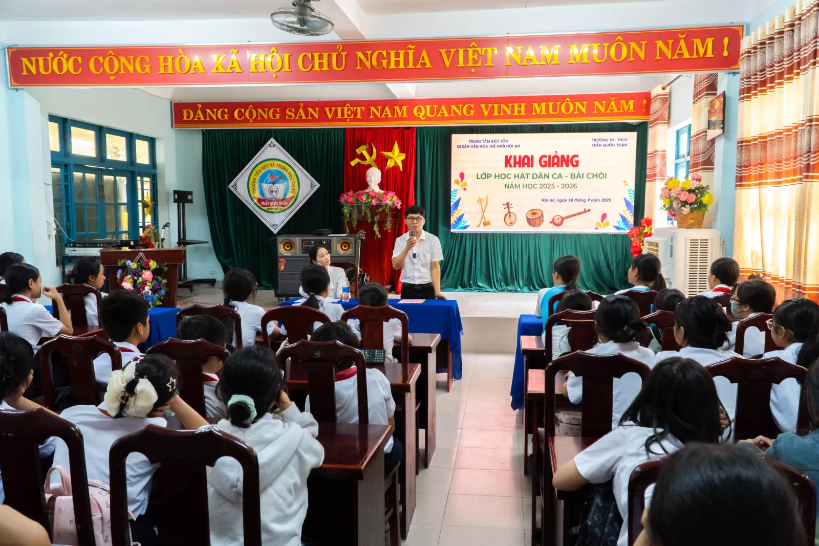 Lớp học hát dân ca bài chòi tại trường Trần Quốc Toản, Hội An