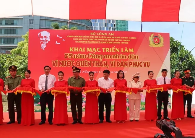 KHAI MẠC TRIỂN LÃM “75 NĂM CAND VÌ NƯỚC QUÊN THÂN, VÌ DÂN PHỤC VỤ”