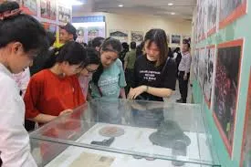 TRƯNG BÀY NHIỀU TÀI LIỆU, HIỆN VẬT, ẢNH VỀ BÁC HỒ VỚI LỰC LƯỢNG CÔNG AN NHÂN DÂN