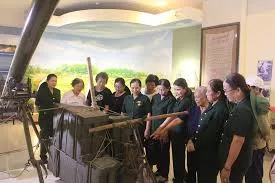 “TIỂU ĐOÀN BÀ THAO” ĐẾN THĂM BẢO TÀNG ĐÀ NẴNG