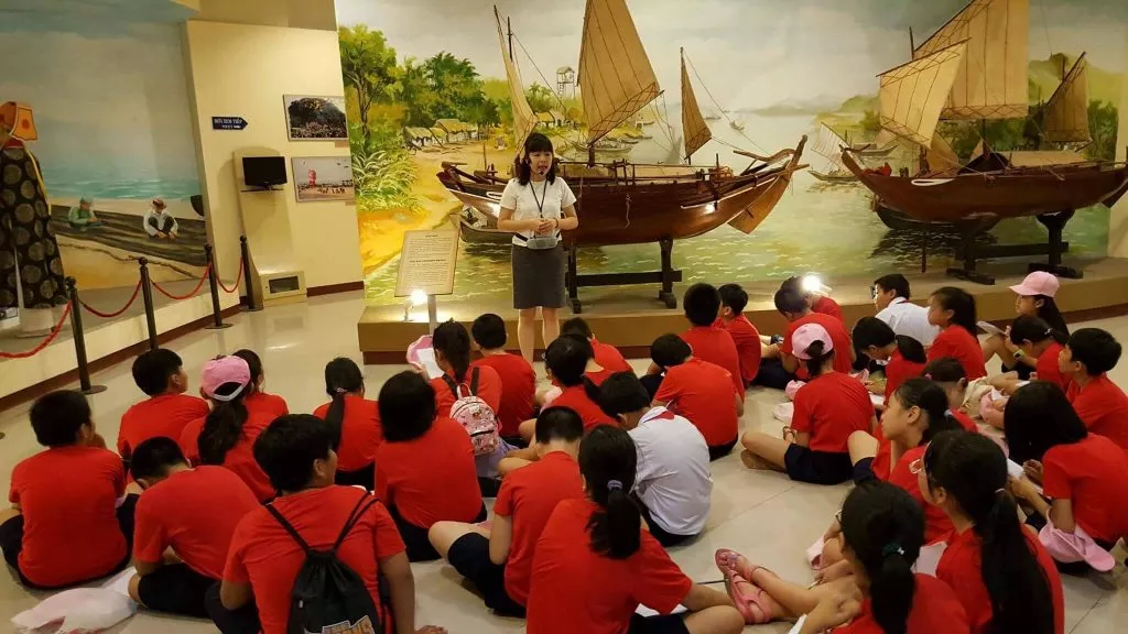 NHỮNG NGƯỜI THẦY KHÔNG CHUYÊN