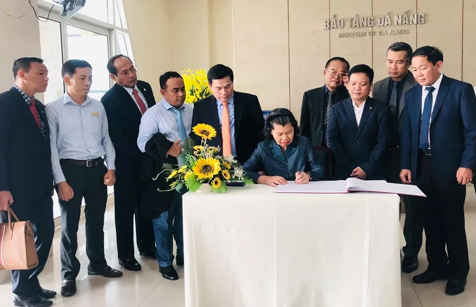 PHÓ THỦ TƯỚNG CHÍNH PHỦ HOÀNG GIA CAMPUCHIA ĐẾN THĂM QUAN BẢO TÀNG ĐÀ NẴNG